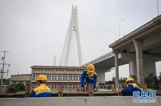  4月30日，來自中鐵七局的建設者在武漢武九北綜合管廊工程施工現場作業。新華社記者 肖藝九 攝